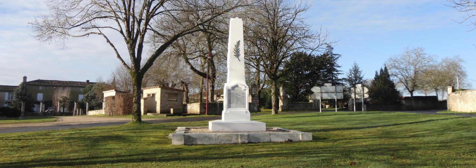 ce monument a été rénové en 2014,la grille métallique a été enlevée.